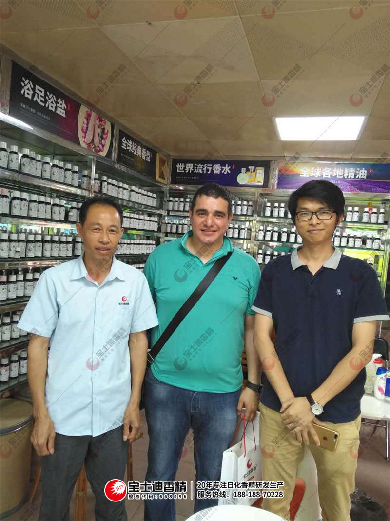 Yamen先生與91视频网員工合照