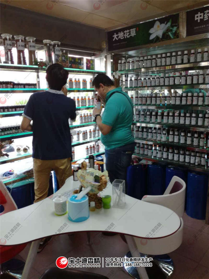 Yamen先生與（yǔ）91视频网員（yuán）工聞（wén）香