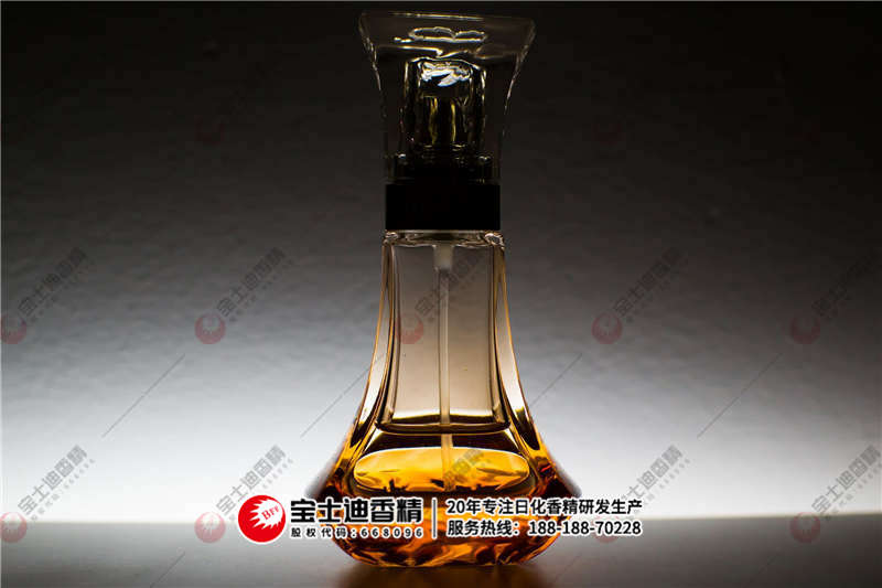 一瓶精油放在（zài）桌子上