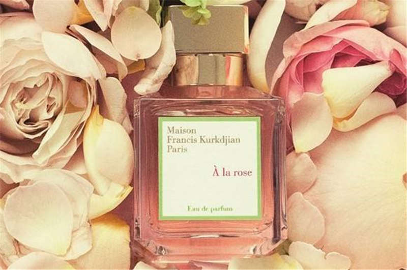 一瓶香水放（fàng）在（zài）花中間