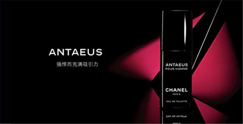 香奈（nài）兒力度香水放（fàng）在桌子（zǐ）上