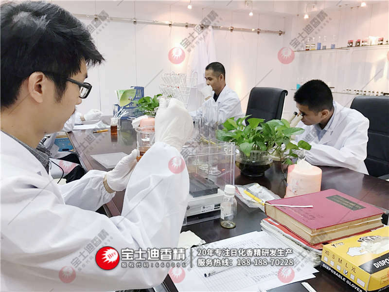 調香人員在調（diào）配香精