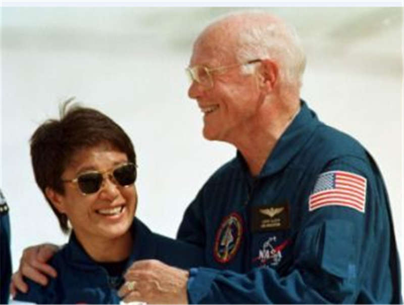 兩位宇（yǔ）航員摟著（zhe）談笑