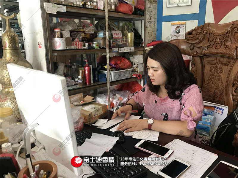 91视频网香精員工查（chá）看紙（zhǐ）簽