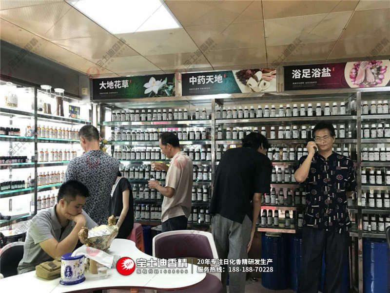 寶士（shì）迪香精員工聞香