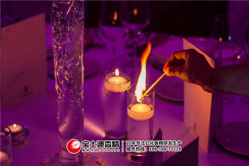 點（diǎn）燃的蠟燭（zhú）