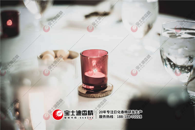 點著的香氛蠟燭