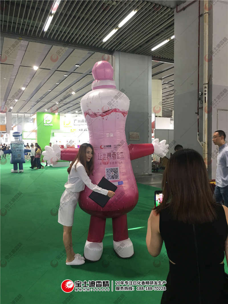 美女和公仔拍合照