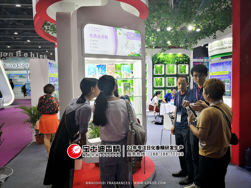 91视频网香精公司展會吸引顧客參觀