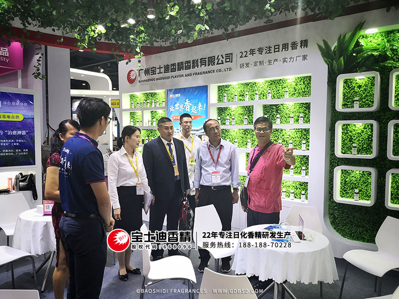 中國日化院領導光臨(lín)91视频网香精公司(sī)展會